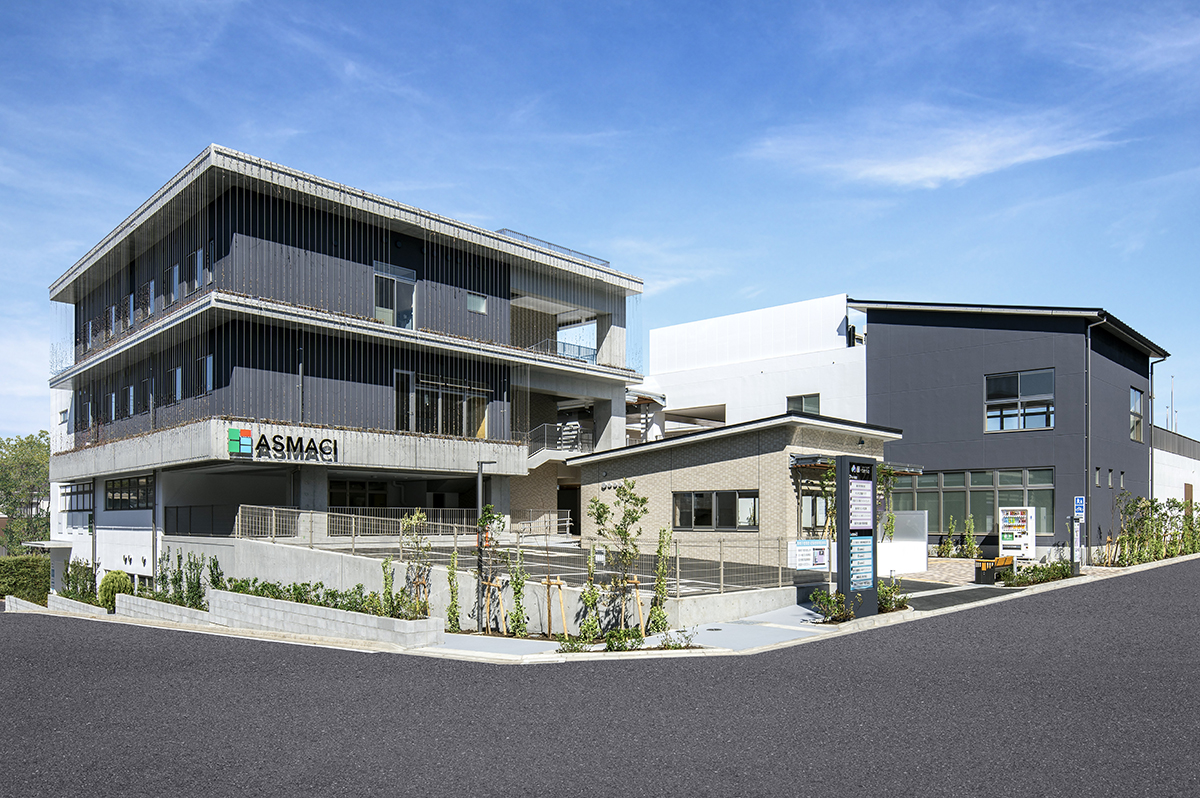 完成した「ASMACI藤沢」（左側建物）と公共施設
